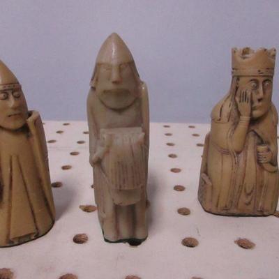 Lot 102 - Chess Pieces