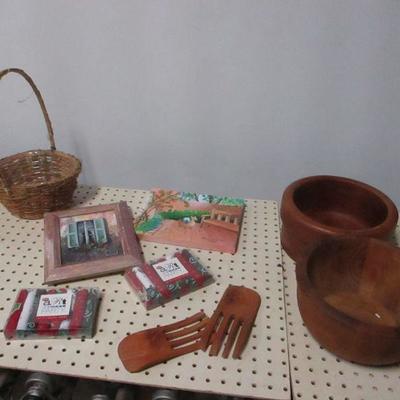 Lot 104 - Wooden Bowls - Pictures - Basket