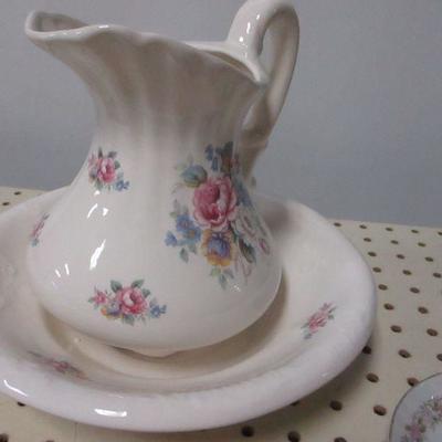 Lot 118 - Pitcher & Bowl - Cups & Saucers