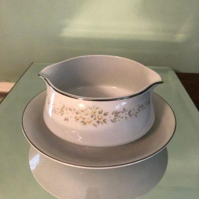 Lady Carolyn Gravy Boat with Attached Under Tray