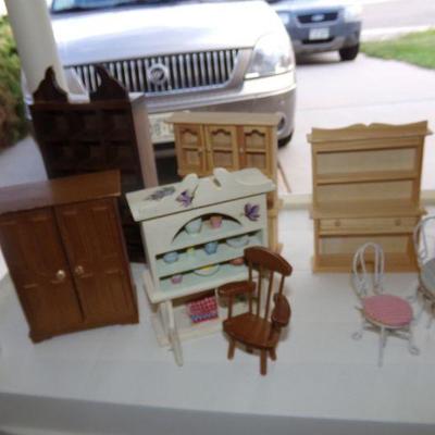 LOT 43 DOLL HOUSE FURNITURE & ACCESSORIES 