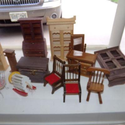 LOT 43 DOLL HOUSE FURNITURE & ACCESSORIES 