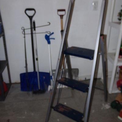 LOT 46 STEP LADDER & CLEANING SUPPLIES