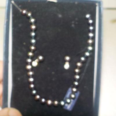 " Fresh water pearls necklace".