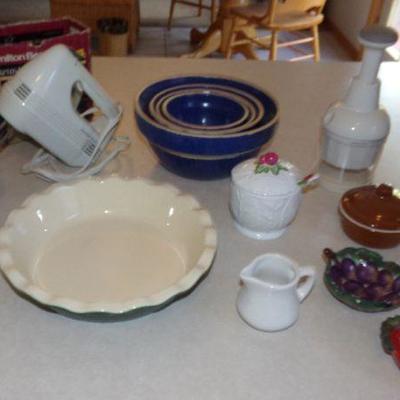 LOT 63  VARIETY OF KITCHEN ITEMS