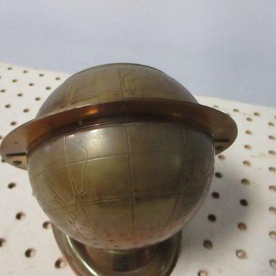 Lot 200 - Lux Clock Globe Style - Wind Up