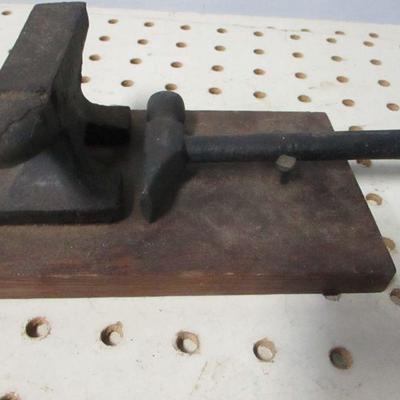 Lot 208 - Anvil & Hammer Set