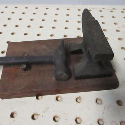 Lot 208 - Anvil & Hammer Set