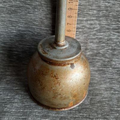 Vintage oil pump     (LOT 12)