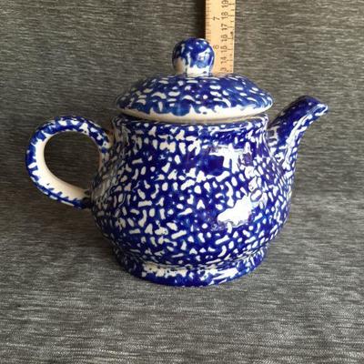 Vintage teapot    (LOT 13)