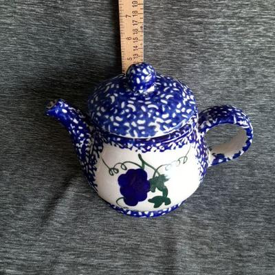 Vintage teapot    (LOT 13)