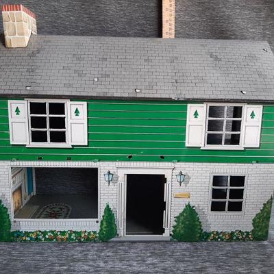 Vintage Doll house    (LOT 36)