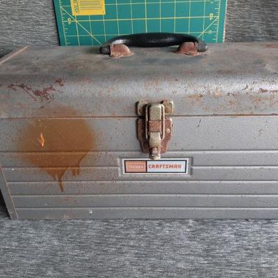 Vintage toolbox     (LOT 103)