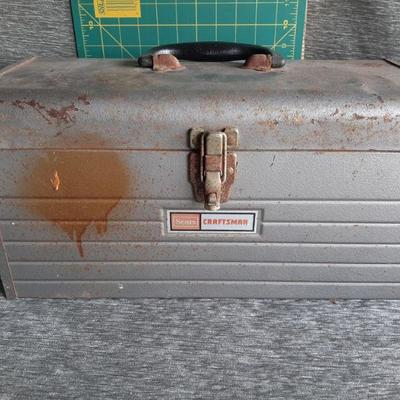 Vintage toolbox     (LOT 103)