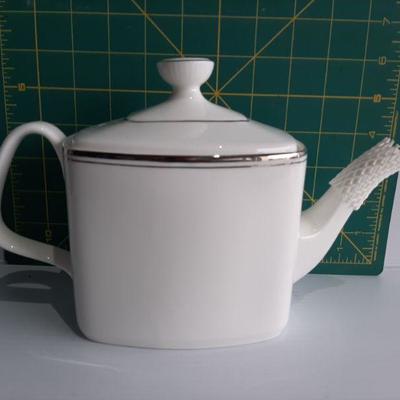 Vintage teapot    (LOT 172)