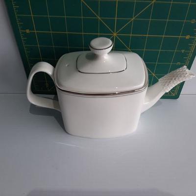 Vintage teapot    (LOT 172)