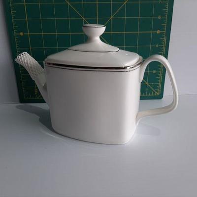 Vintage teapot    (LOT 172)