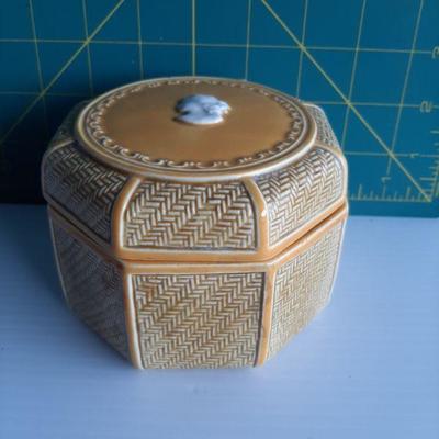 Vintage jar   (LOT 182)