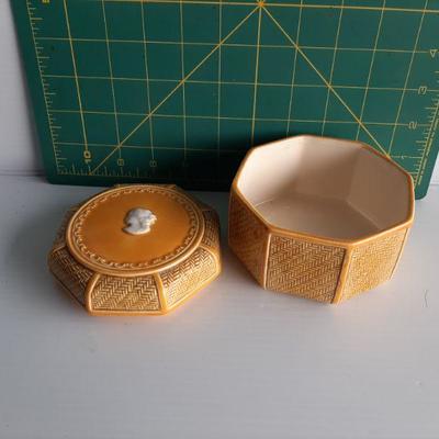 Vintage jar   (LOT 182)