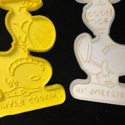 #42 Lot of six Peanuts gang cookie cutters