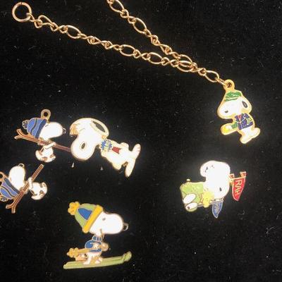 #82 Six bundle snoopy pins/pendant