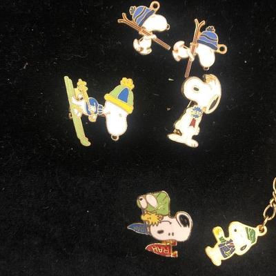 #82 Six bundle snoopy pins/pendant