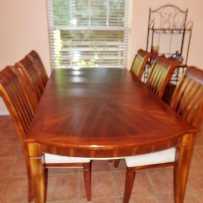 LOT 17  DINING ROOM TABLE & 6 CHAIRS