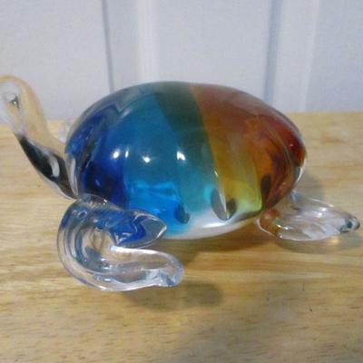 Lot 214 - Vinci Dynasty Gallery Art Glass Hand Fused Paperweight - Sea Turtle Colorful