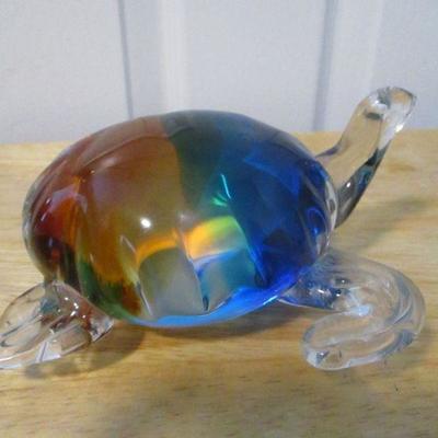 Lot 214 - Vinci Dynasty Gallery Art Glass Hand Fused Paperweight - Sea Turtle Colorful