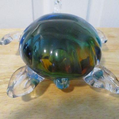 Lot 214 - Vinci Dynasty Gallery Art Glass Hand Fused Paperweight - Sea Turtle Colorful