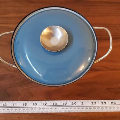 Lot 21: Vintage Cathrineholm Blue and White lotus leaf Enamel Dutch oven 