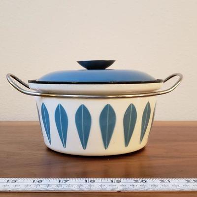 Lot 21: Vintage Cathrineholm Blue and White lotus leaf Enamel Dutch oven 