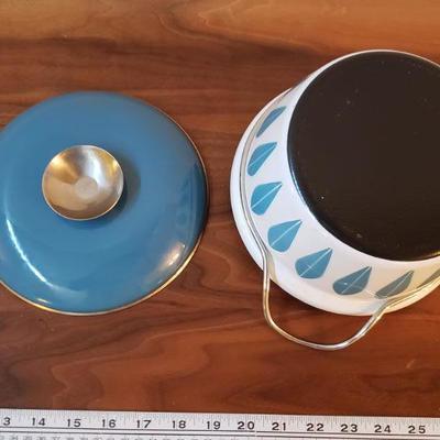 Lot 21: Vintage Cathrineholm Blue and White lotus leaf Enamel Dutch oven 