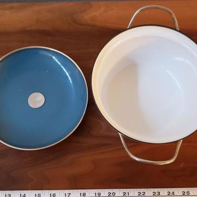 Lot 21: Vintage Cathrineholm Blue and White lotus leaf Enamel Dutch oven 