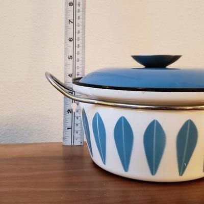 Lot 21: Vintage Cathrineholm Blue and White lotus leaf Enamel Dutch oven 