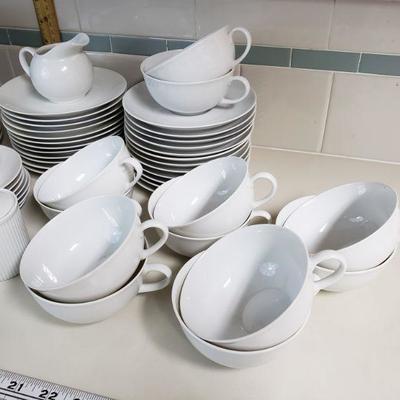 Lot 28: Arzberg Porcelain China Set