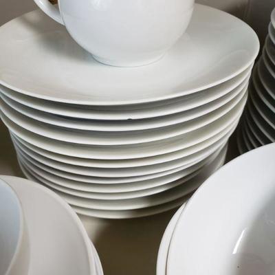 Lot 28: Arzberg Porcelain China Set