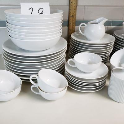 Lot 28: Arzberg Porcelain China Set