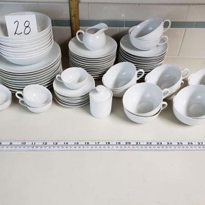 Lot 28: Arzberg Porcelain China Set