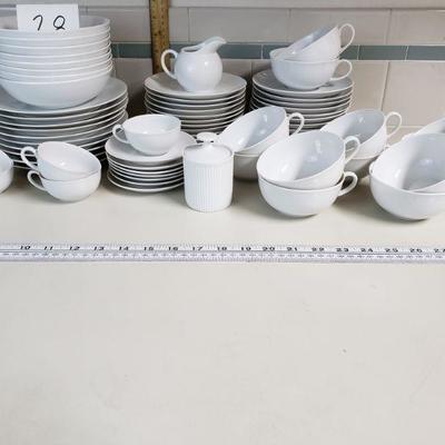 Lot 28: Arzberg Porcelain China Set