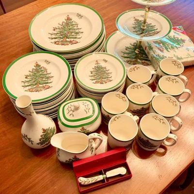LOT 107  LARGE SET OF SPODE CHRISTMAS TREE DISHES 