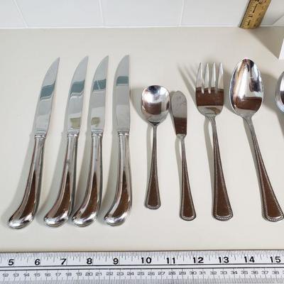 Lot 73: Oneida Silverware 