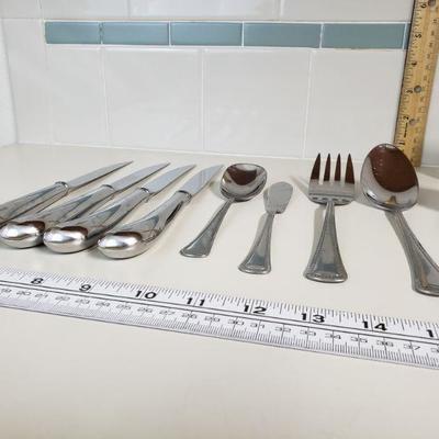 Lot 73: Oneida Silverware 