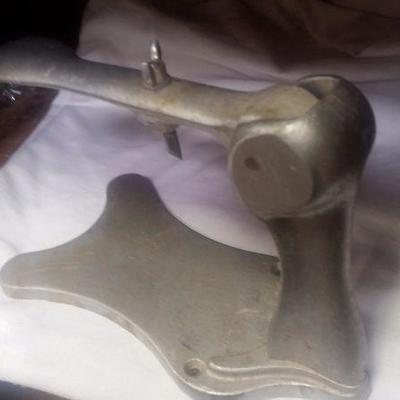 4-006 Model 12 oil can opener