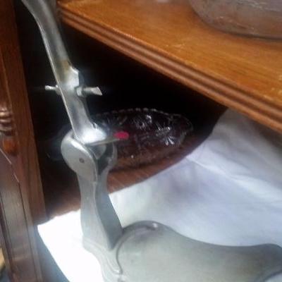 4-006 Model 12 oil can opener