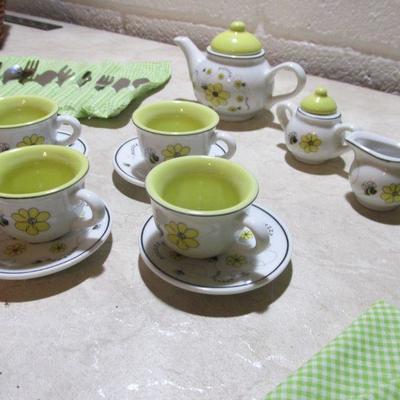 4-036 Busy Bee Tea Set by Schylling