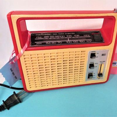 Vintage Realistic RED AM/FM Transistor Radio Dual AC / Battery Power