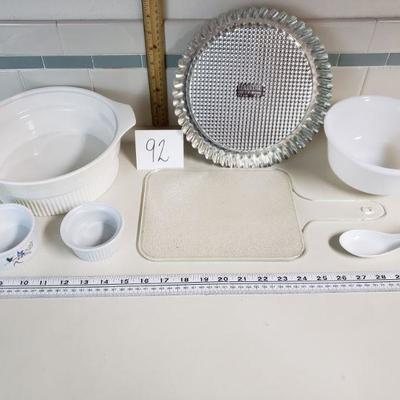 Lot 92: Kitchen Lot - Bowls, Cutting Board, ect.