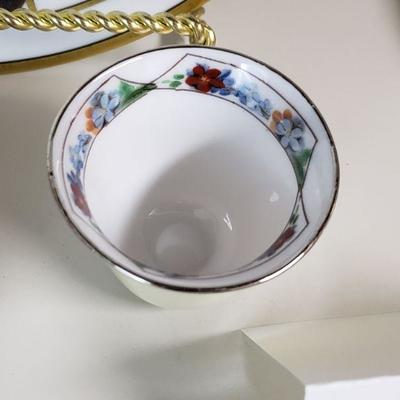 Lot 100: Mixed Decorative Dish Lot