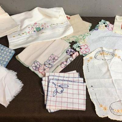 #189 Napkins and embroidered items 